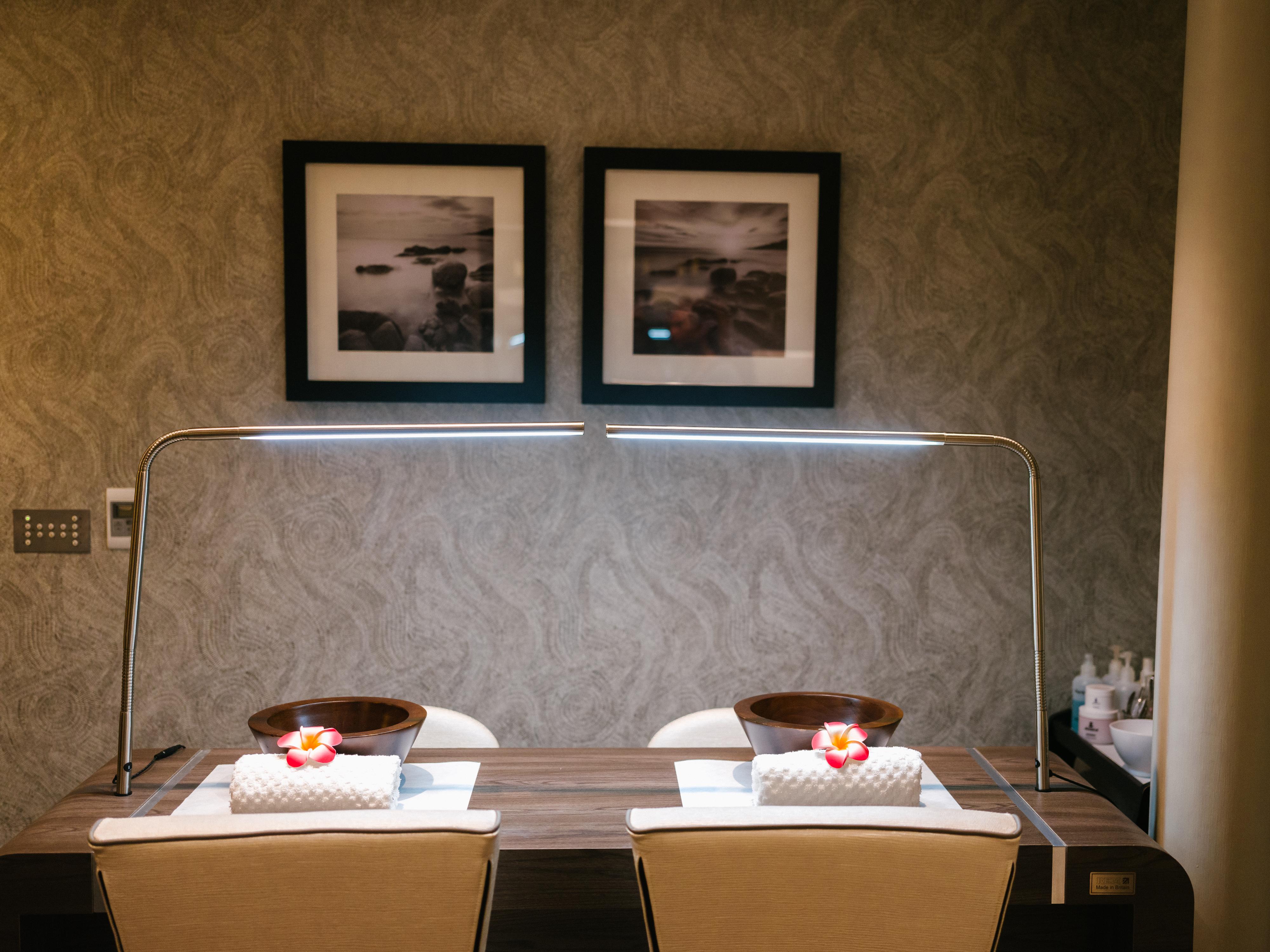 Grand Jersey Hotel And Spa Saint Helier Jersey Eksteriør bilde A table with two bowls of fruit