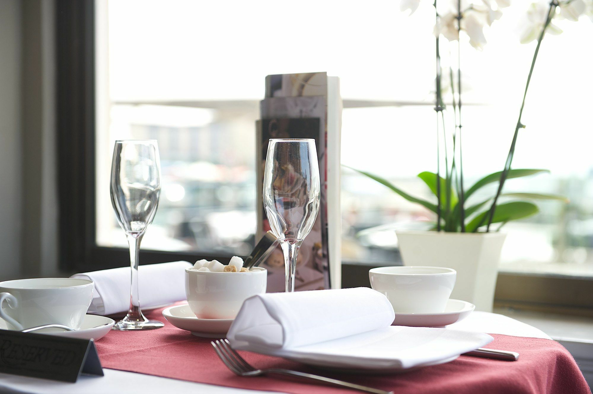 Grand Jersey Hotel And Spa Saint Helier Jersey Eksteriør bilde Restaurant table setting